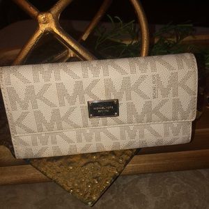 Michael Kors Wallet. Off white